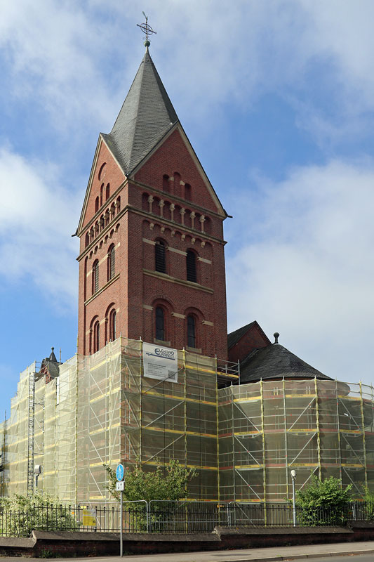St. Nikolaus in Steinbüchel mit Gerüst
